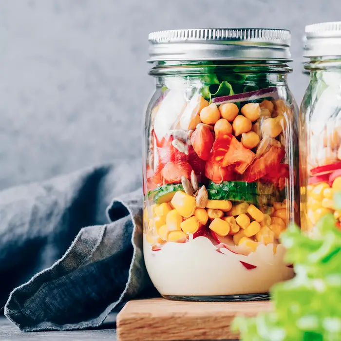 salade-jar-multicouche-mais-pois-chiches-restaurant-ambares Bocal salade composée multicouche avec sauce blanche, maïs, poivrons et pois chiches aux Fous du Bocal Ambarès-et-Lagrave